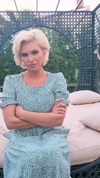 Ho sorpreso la mia matrigna a tradire e ora mi lascia colpire quel grosso culetto succoso - film gratuito completo
