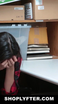 Remaja crot disodok oleh 2 petugas LP yang menyapu