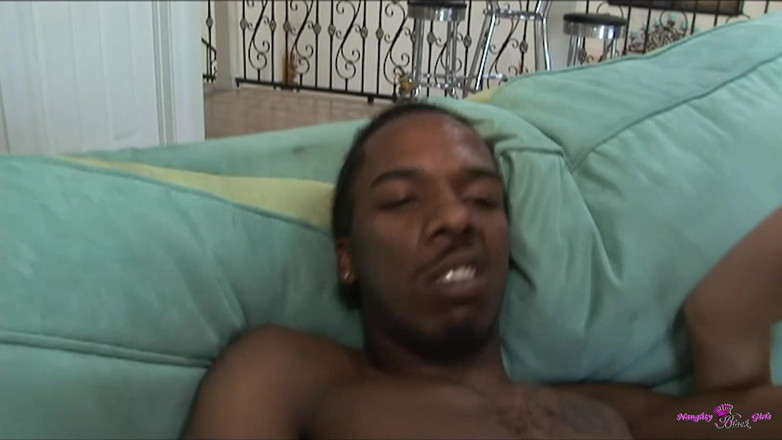 Naughty Black Girls: 그녀의 호기심을 탐닉하고 그녀의 후장 구멍에서 BBC의 힘을 테스트하는 Spry Tia Sweets.