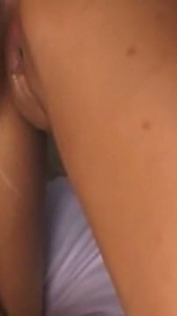 La seducente mora stuzzica poi ingoia un grosso cazzo in profondità