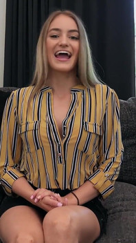 Kenzie Madison与老教授重聚 - 前学生展示活泼的奶子，抖动和骑硬