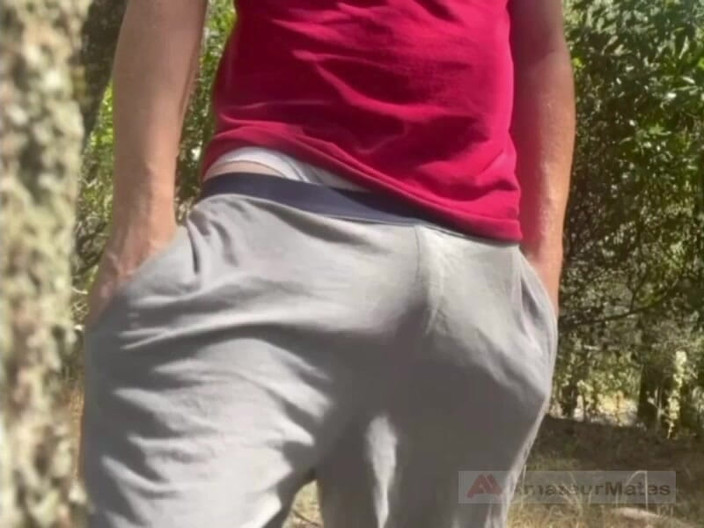 AmateurMates: Подборка фрибола, выпуклости и видимая линия трусиков в любительском видео (видимая линия пениса)