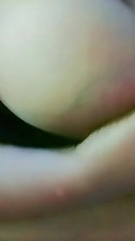Me masturbé hablando por teléfono con mi padrastro mientras estaba en el baño.