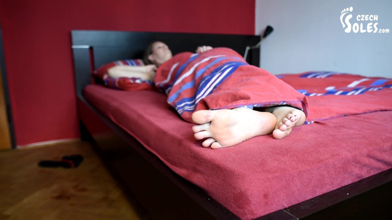 Czech Soles - foot fetish content: उसके सेक्सी मुलायम पैरों पर लोशन डालना