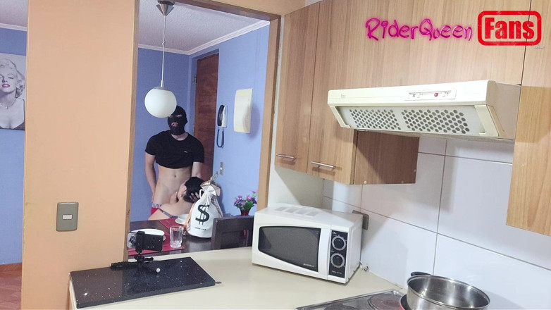 Riderqueen: ファン向け動画:仮面の若い男性がキッチンで私を犯す