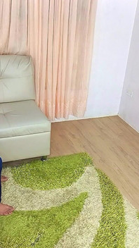 बीबीडब्ल्यू सौतेली माँ सोफे पर अपने सौतेले बेटे से लंड प्राप्त करती है