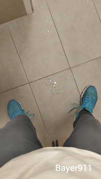 白人の細い男の子は、オープンドアでジムのトイレでけいれんする危険な