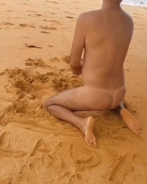 Ladysilvas: Ladysilva khỏa thân trên bãi biển khoe cặp mông rám...