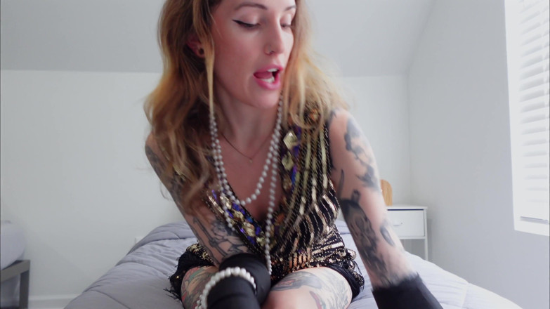 Kink in Time: Sutton's Roaring '20s Foot Worship 4K POV Sole Devotion Väntar!