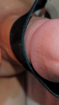 Scopo lentamente la scarpa con lo strapon a tacco alto fino a quando non schizzo orgasmando gemendo indossando collant sborrata di sperma sperma sborrata