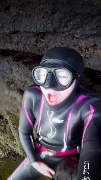 Neoprene wetsuit ve deniz kenarında dalış maskesi mastürbasyonu