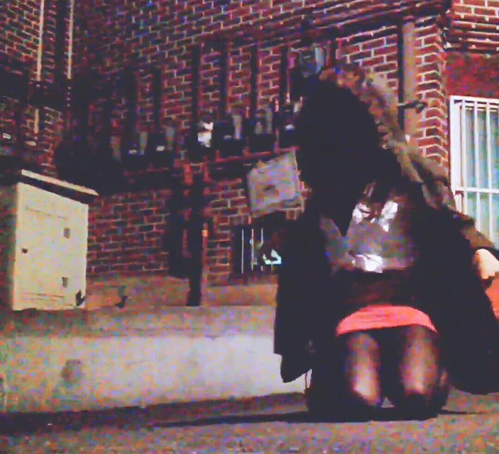 Harinni: 热辣的放荡女大学生展示她的振动遥控器，而许多人在公共街道上路过，振动器在上面