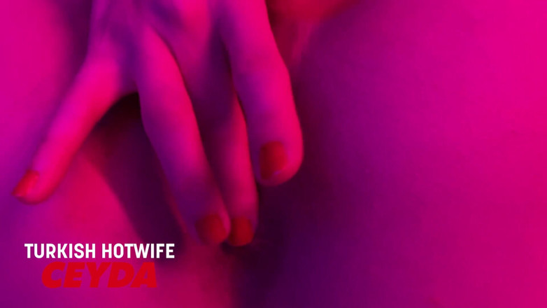 Ceyda: Turkisk hotwife Ceyda onanerar med minikjol