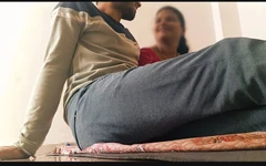 Tante seksi india dengan pantat bahenol dientot habis-habisan sama pacarnya Tante india lagi asik pakai kain sprei