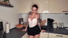 Nina Devil: 想象一下，在漫长的一天后回家，我已经在等你了