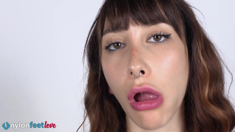 Best Nylon Feet Videos: Si rambut coklat yang langsing dan mengagumkan Reine Vixen menjilat...