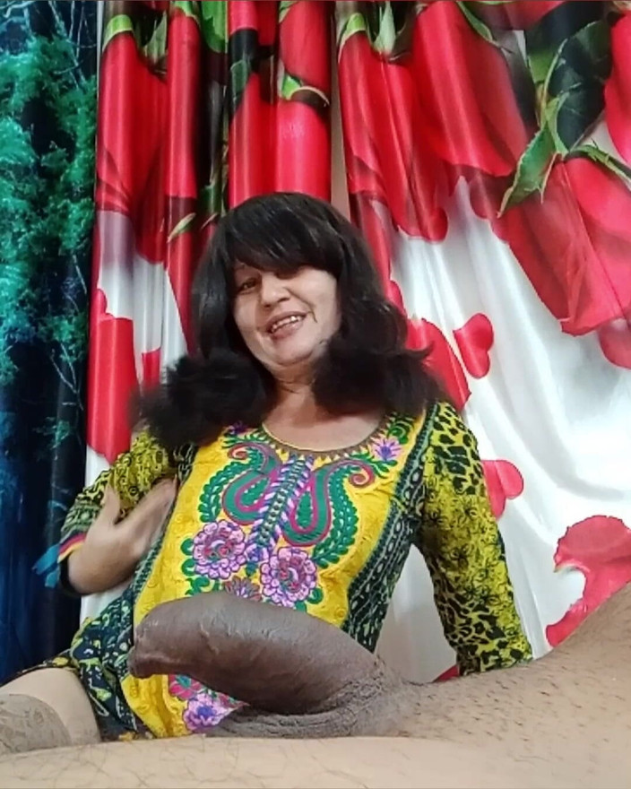 Bolly Karma: Ngocok dan nyepong kontol tanpa malu - close up