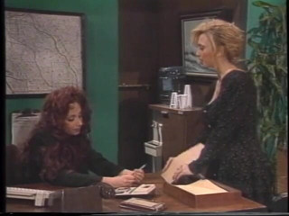 A Lesbian World: laal baalon vaali mahila bos choot chaatne ke lie sunahre...