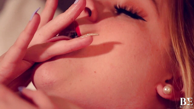 Blush erotica: Luna Storm je příliš rozptýlena sexy chlapem v práci