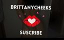 Brittany Cheeks: 欲火中烧的女孩在衣服上潮吹