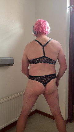 Julia Trans: Horan I Rosa Leker Och Onanerar Tills Hon Kommer