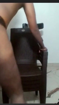 Un indian își masturbează pula neagră purtând chiloții mamei sale vitrege