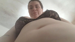 Chubby Sex Symbol: Lil Witch roztahuje svou tlustou kundičku Otevřenou