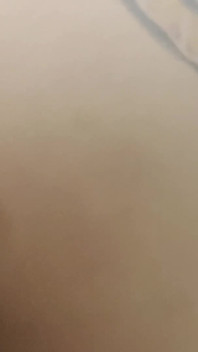 L'arrapante MILF sta mostrando il suo culo peloso maturo e la sua figa