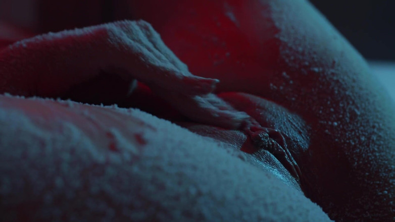 Adalina Smith: Sneeuw valt op mijn tieten en poesje - softcore kersttease close-up