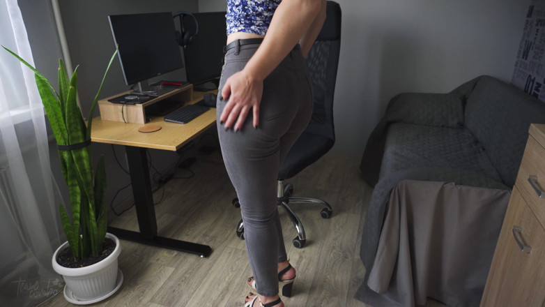 Teasecombo 4K: Une MILF amateur taquine son cul parfait dans un jean...