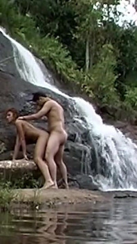 Lockig rödhårig MILF rider sin man vid vattenfallet