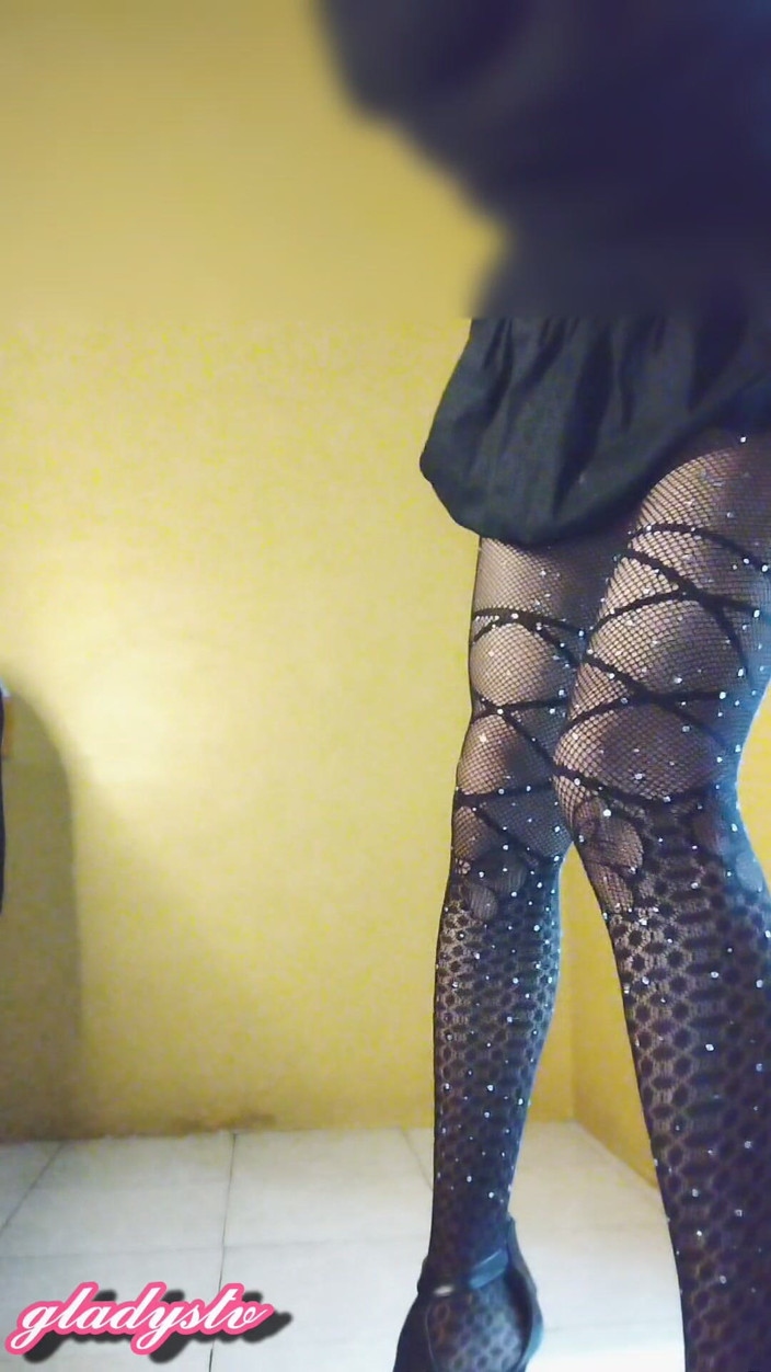 UpcomingCinnamon92: Une trans se masturbe avec des collants et des talons...