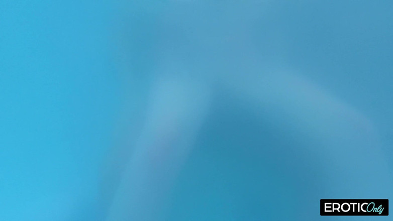 MILFFreaksX: Kakek meniduri dua siput muda di bak mandi air panas