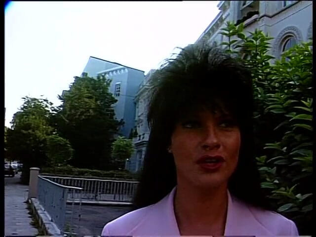 Lucky Cooch: Brunetka milf dělá své prohlášení