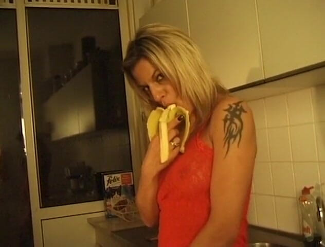 Flash Model Amateurs: Hermosa rubia en escena erótica en solitario