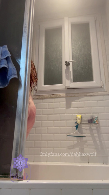 Dahlia Wolf: Pancuran solo seksi di kamar mandi di paris