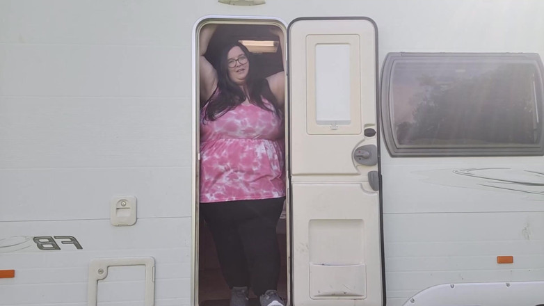SSBBWLadyBrads: SSBBW Vs Tiny caravan door