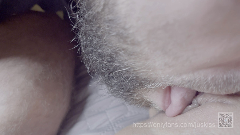 Horny_Ju: Můj přítel miluje lízání mé sladké kundičky