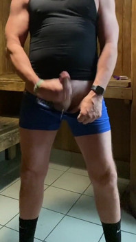 Jockdad87 este excitat din nou în saună