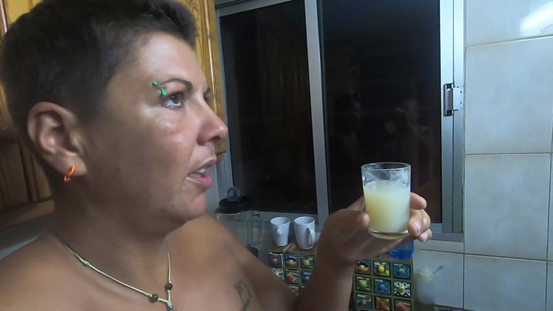 bekycarril: Vriendin drinkt veel gespaard sperma uit een shotglas