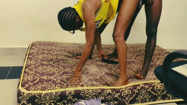 Horny Africans: 男人操娇小宝贝