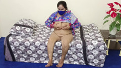 RajuIndianPorn: La zia pakistana desi con tette enormi si masturba con...