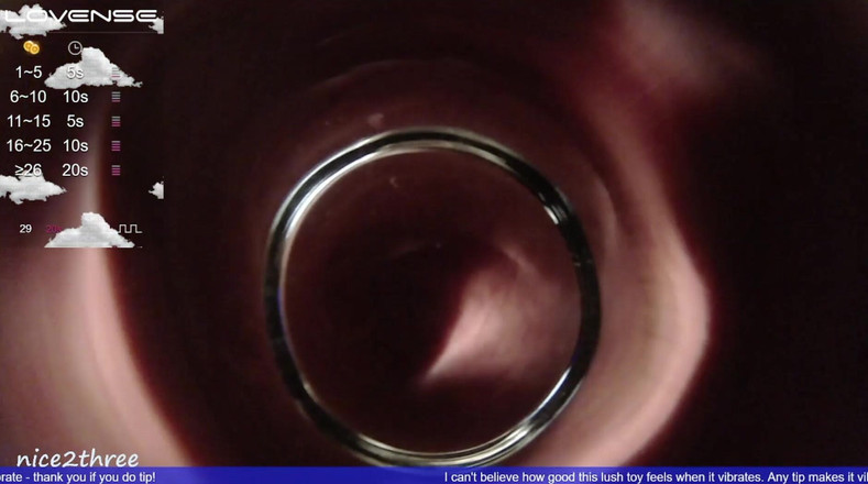 Nice2three2: Dikke Glazen Dildo in Zicht