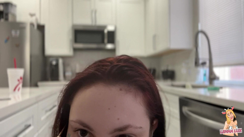Lenna Lux: Zimmermädchen erwischt dich beim gucken