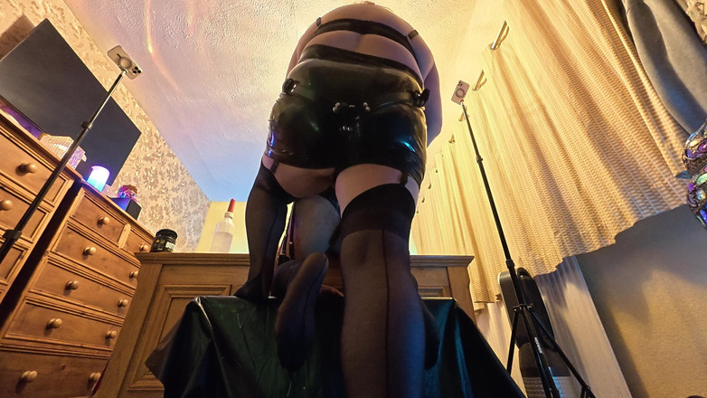 Jenna Blue: Rozciąganie tyłka gry analne dla mojego zdzirowatego męża prowadzi do...