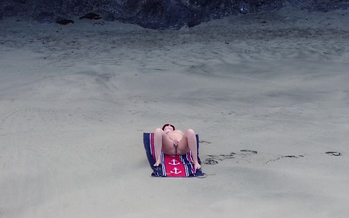 Emma Voyeur: Sensuele naaktstrandgodin vastgelegd door drone - ultieme luchtschoonheid