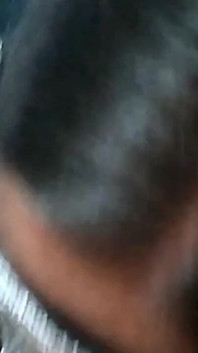 Vrouw verslaafd aan trio's neukt haar vriend en man; Ze vindt het leuk om gevuld te worden met sperma