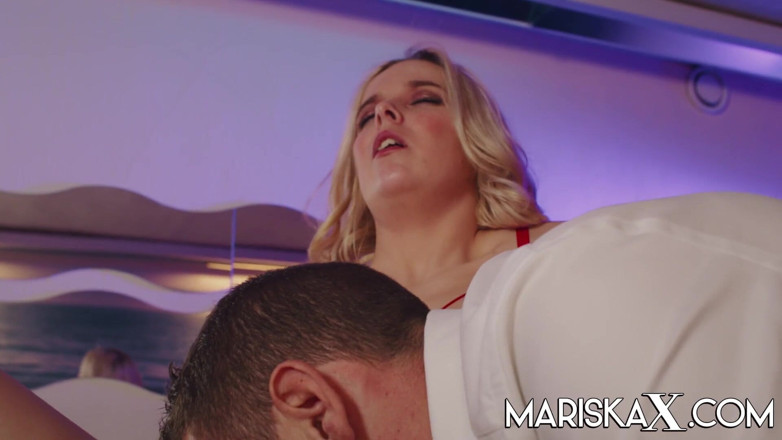 Mariska x: MARISKAX. Milf Cherryl Kitten toma una polla por el culo
