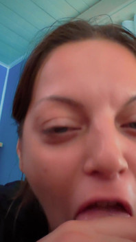 Mamada casera en primer plano - milf cachonda con suaves tetas naturales provoca gran polla
