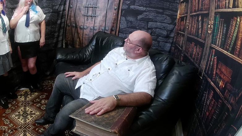 Aaexperiencesltd: Director y sus traviesas chicas universitarias